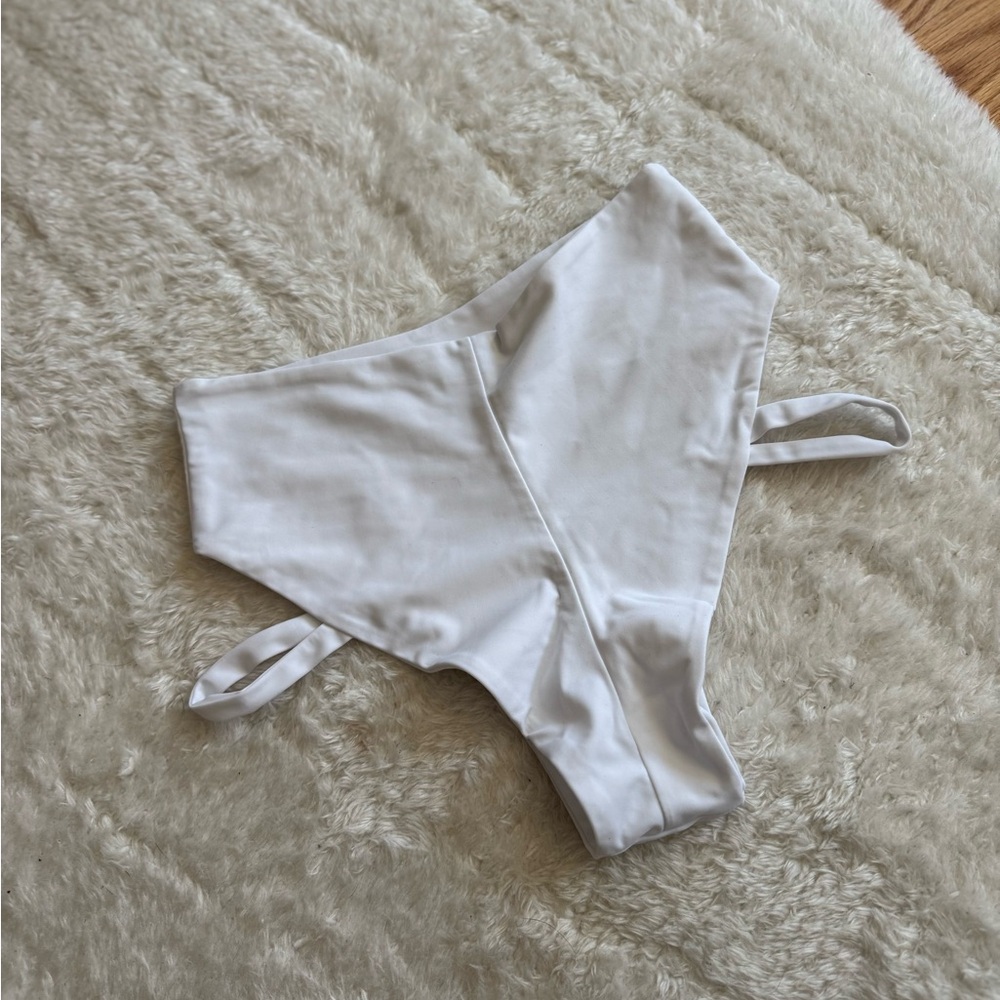 FANNA Flow Top and Shorts Set -White - Picture 5 of 7